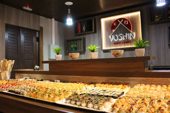 Disposição de peças de sushi no Yoshin de Içara, SC