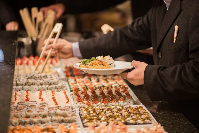 Pessoa se servindo no restaurante de sushi no Yoshin de Tubarão, SC
